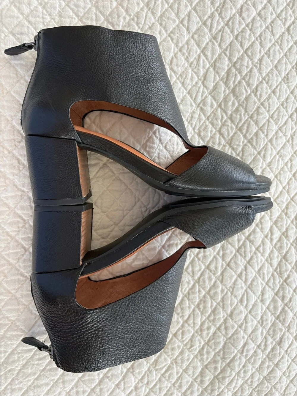 Kenneth Cole Gentle Souls Charlene Black Leather Roan Sandals Heels NWOT 7.5